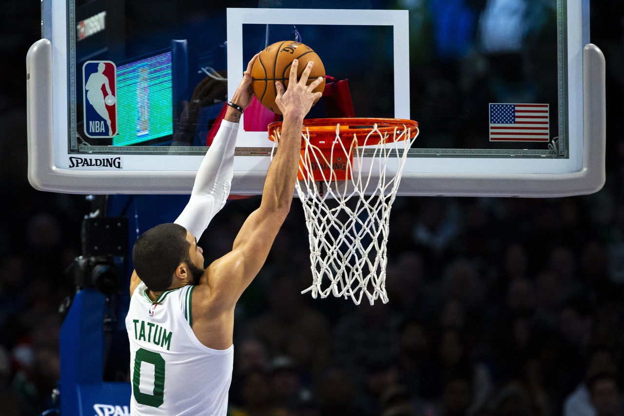 荷甲赛程吃紧，里昂赛前手感冰凉，球迷炸锅，临场指挥获称赞的简单介绍